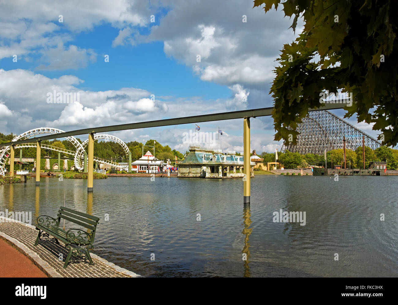 Germany-Soltau,Mai 2016.Photo HDR avec vue sur l'étang et la voie en rollecoster Heide Park Resort en journée ensoleillée. Modifier Banque D'Images