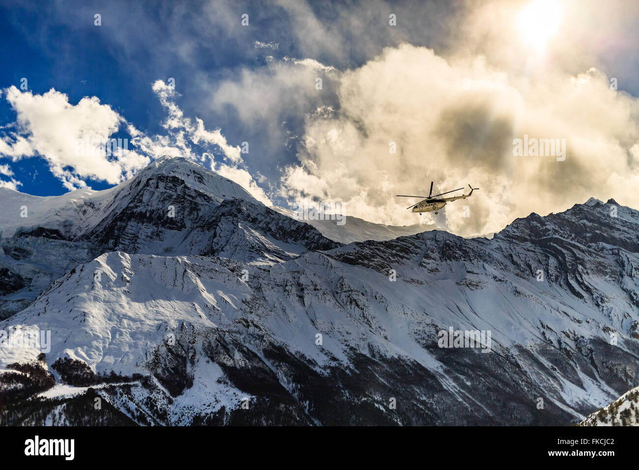 Hélicoptère de sauvetage en montagne Himalaya sur fond de l'ANNAPURNA HIMAL ridge. Sauvetage spectaculaire action dans win blanc Banque D'Images