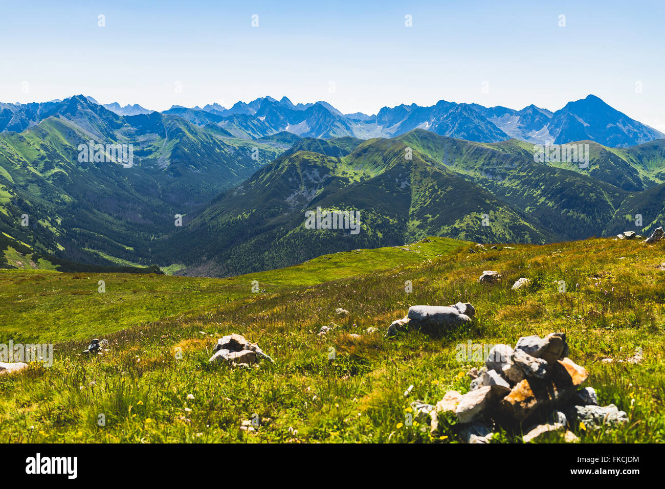 Inspiring Tatras vue paysage, journée ensoleillée en été, sur la crête des montagnes Tatras soleil bleu ciel, la Pologne en Europe Banque D'Images