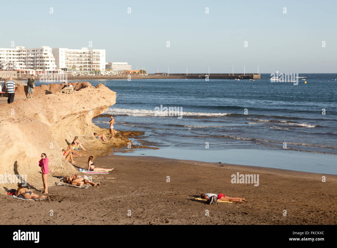 Les gens s'amuser sur la plage de Playa El Médano au sud de Tenerife près de Punta del Médano Banque D'Images