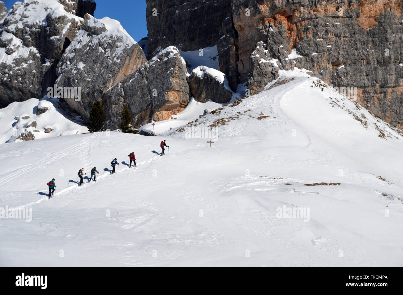 Groupe de personnes la raquette à neige dans les Cinque Torri (dans la zone des 5 tours de Falzarego) dans les Dolomites italiennes Banque D'Images