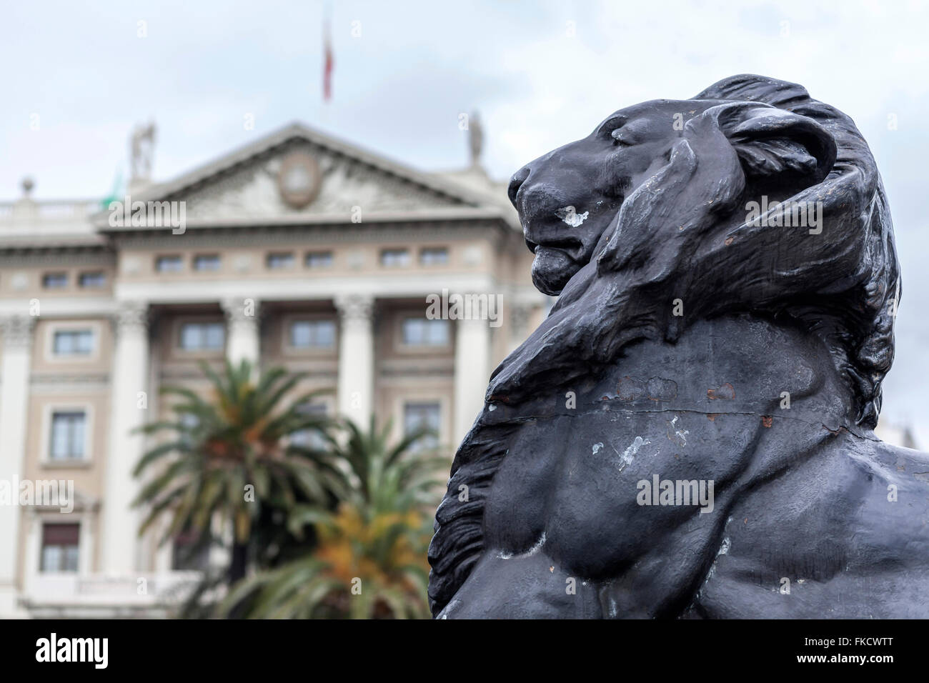 Statue Lion Monument à Colon, Barcelone. Banque D'Images