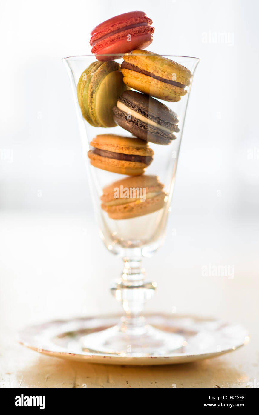 Macarons à l'intérieur de boire dans un verre Banque D'Images