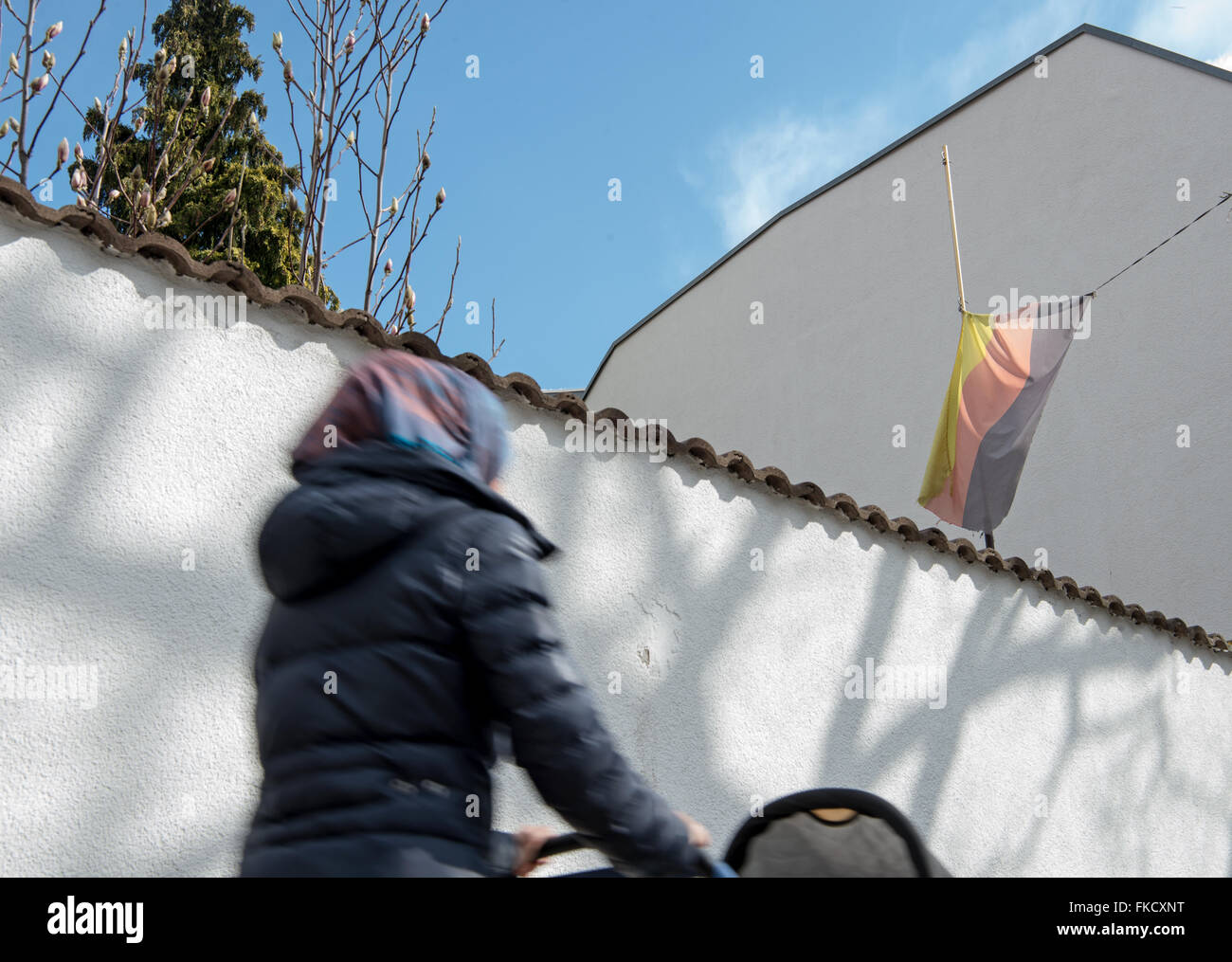 Viernheim, Allemagne. 7 mars, 2016. Une femme avec un foulard drapeau allemand hissé à Viernheim, Allemagne, 7 mars 2016. L'aile droite du parti de l'AfD a reçu 18 pour cent aux élections municipales. PHOTO : ALEXANDER HEINL/dpa/Alamy Live News Banque D'Images