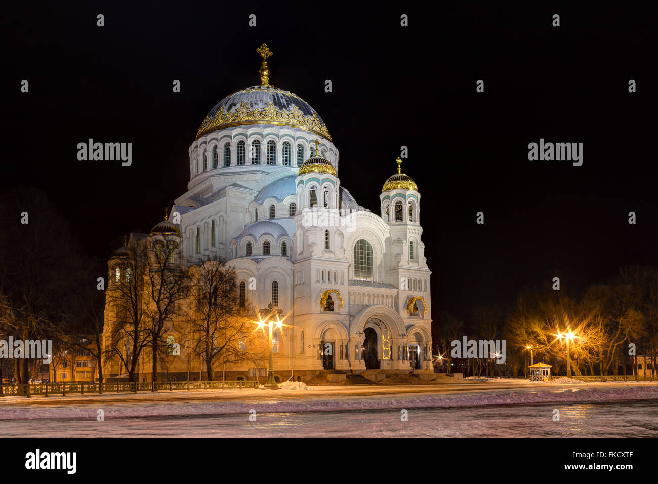 La cathédrale navale de Saint Nicolas en scène nuit winer, kronstadt, hdr en Russie. Banque D'Images