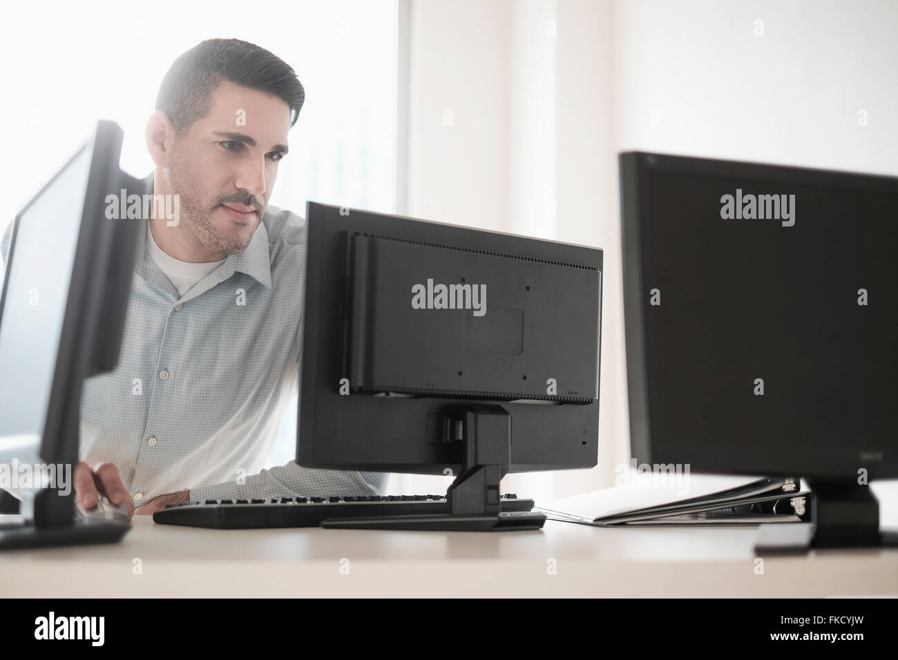 Man using computer in office Banque D'Images
