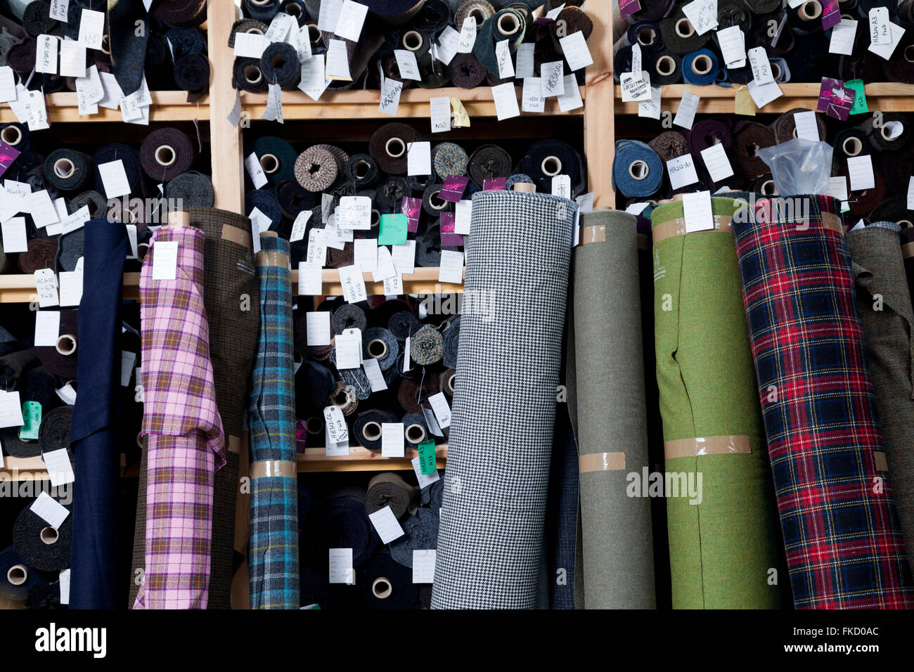 Rouleaux de Harris Tweed à Shawbost Mill, à l'île de Lewis et Harris, Hébrides extérieures, en Écosse. Septembre 2015 Banque D'Images