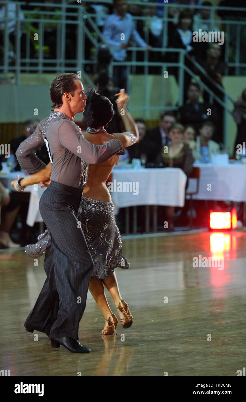 Danseurs dans une salle de bal:la danse latine vêtements pour danseurs Banque D'Images