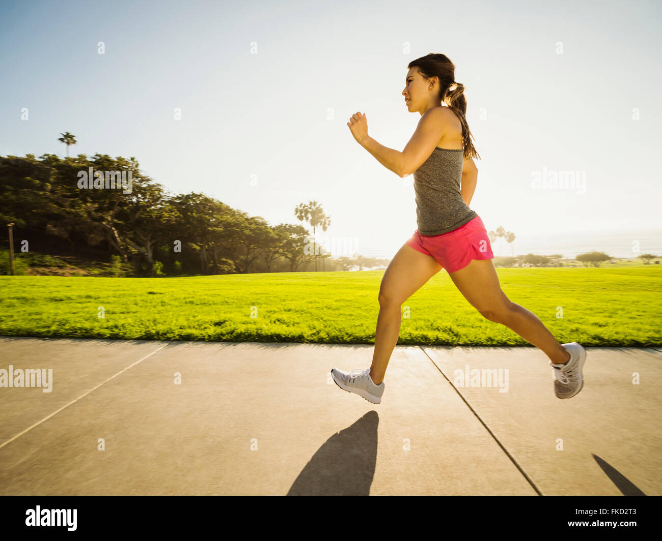 Young woman running in park Banque D'Images