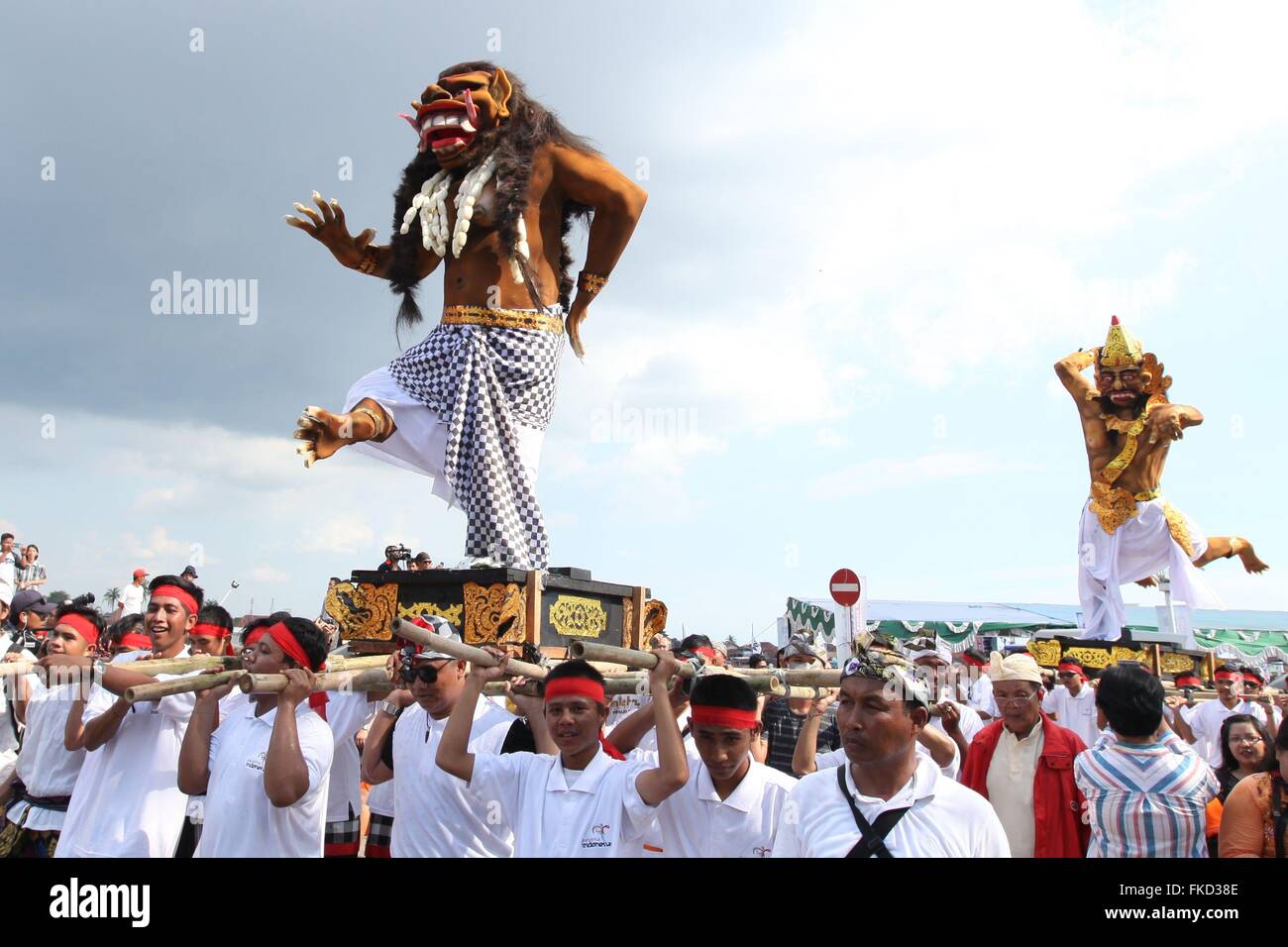Palembang. Mar 8, 2016. Photo prise le 8 mars 2016 montre des effigies géant nommé Ogoh ogoh-pendant un défilé avant le jour de silence, ou à Palembang, Nyepi, Indonésie. Nyepi marque le début de la nouvelle année hindoue Balinaise Saka, au cours de laquelle les fidèles hindous observer une journée de silence, le jeûne et la méditation. Credit : Fadjrie/Xinhua/Alamy Live News Banque D'Images