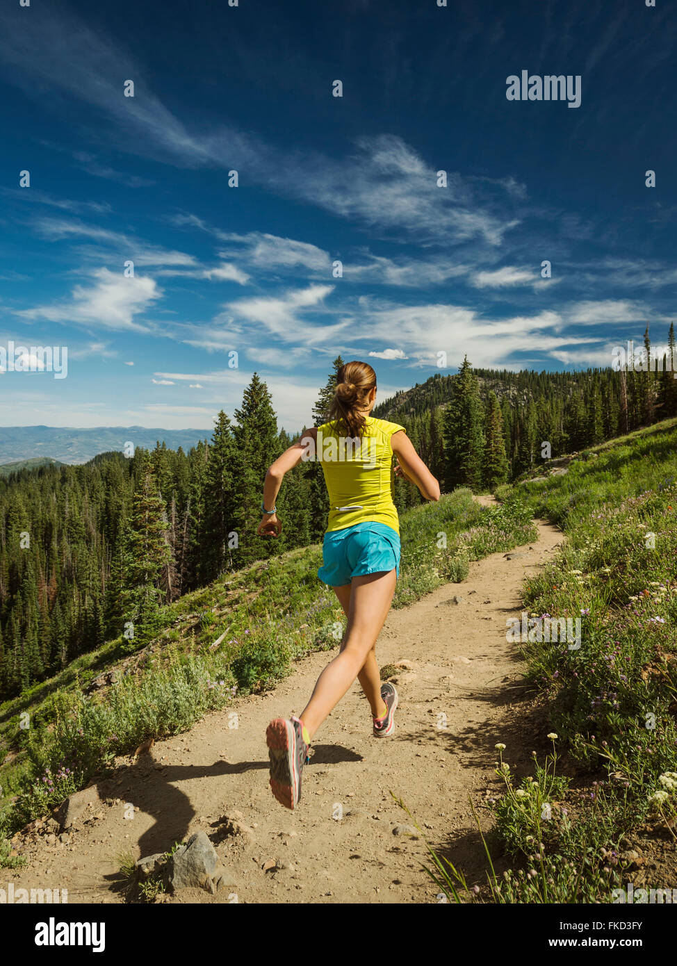 Young woman running in mountains Banque D'Images
