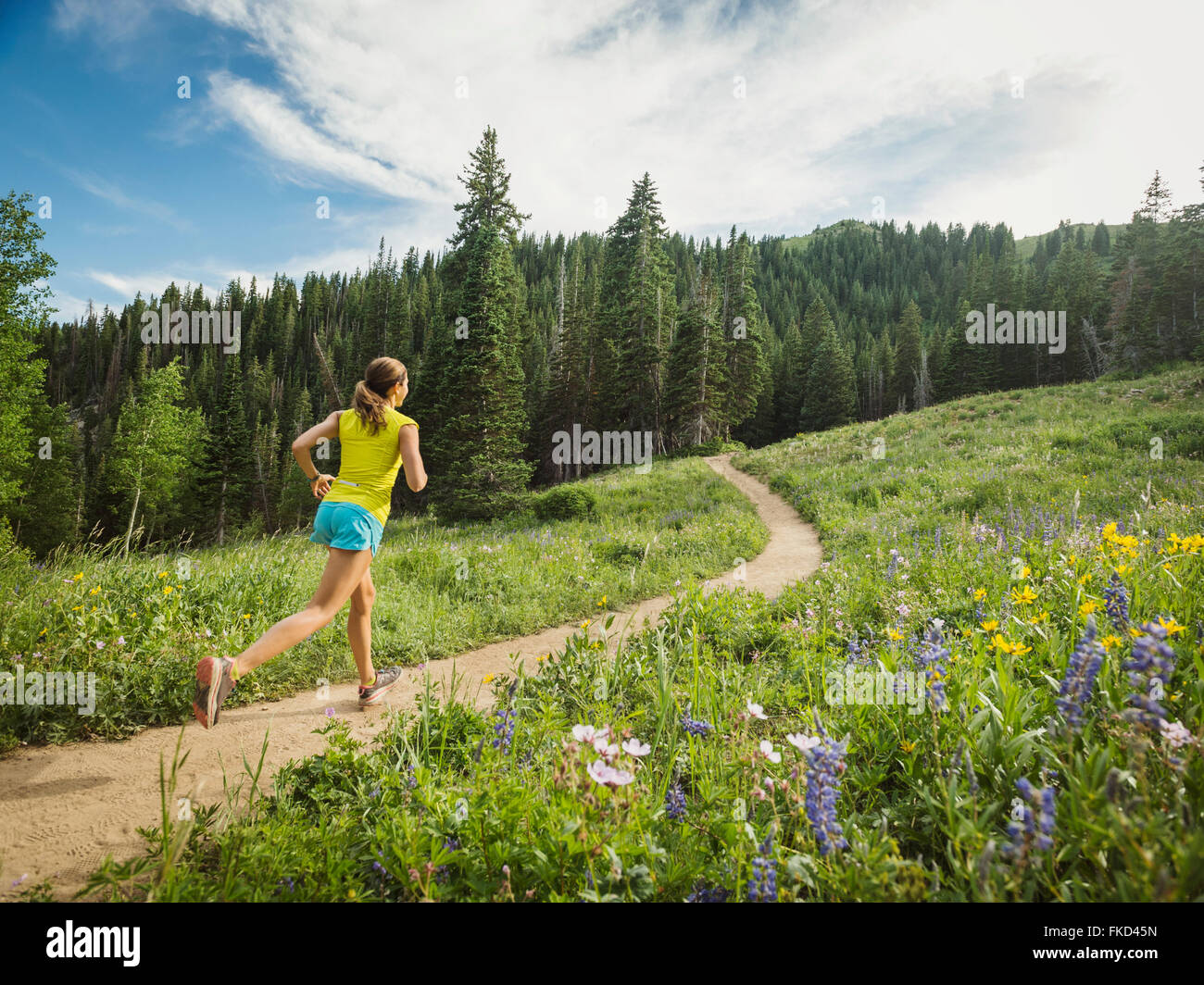 Young woman running outdoors Banque D'Images