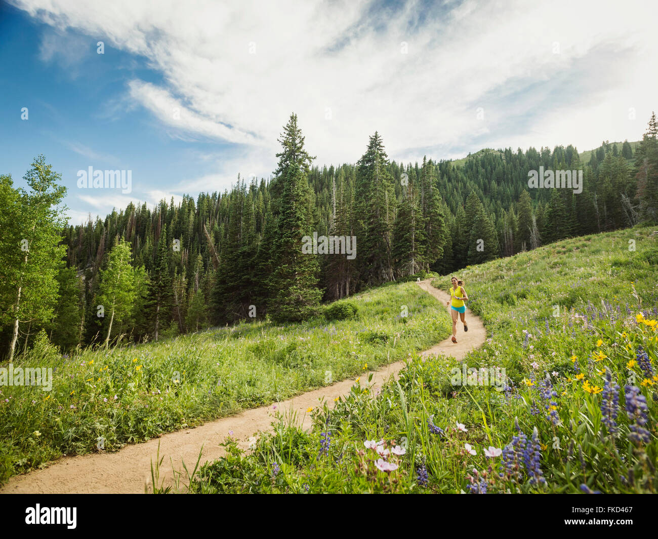 Young woman running outdoors Banque D'Images