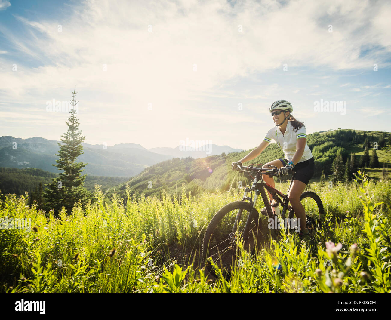 Femme au cours de voyage en vélo dans des paysages de montagne Photo Stock  - Alamy