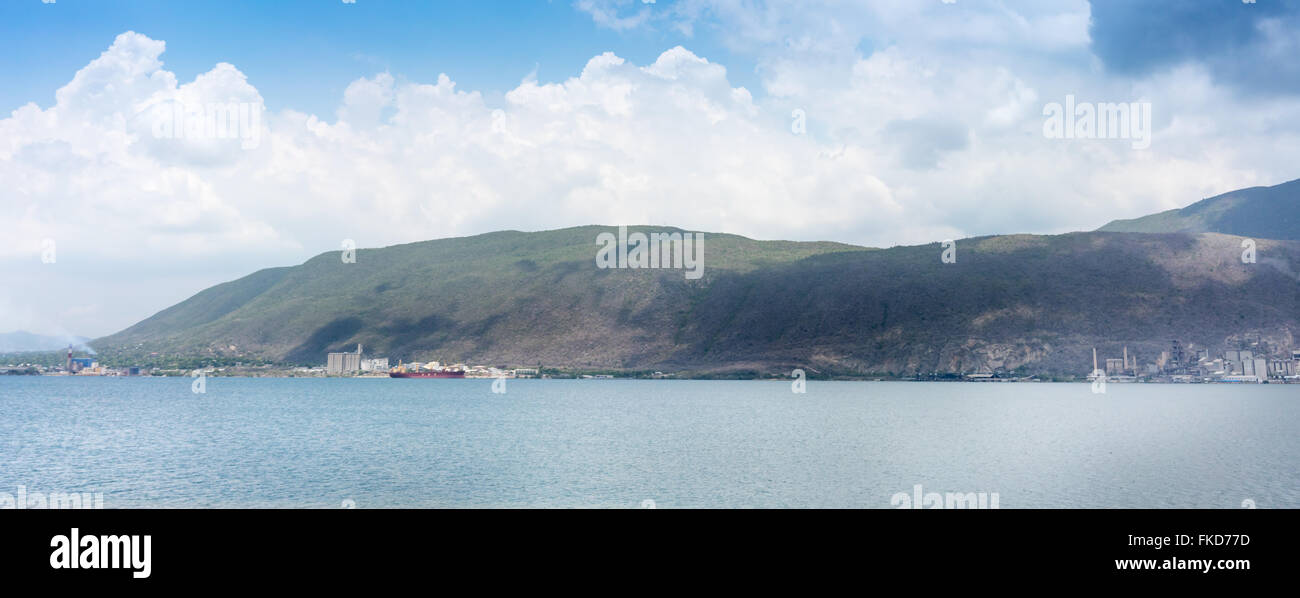 Ville de waterfront contre ciel nuageux, Trinité, Trinité-et-Tobago Banque D'Images