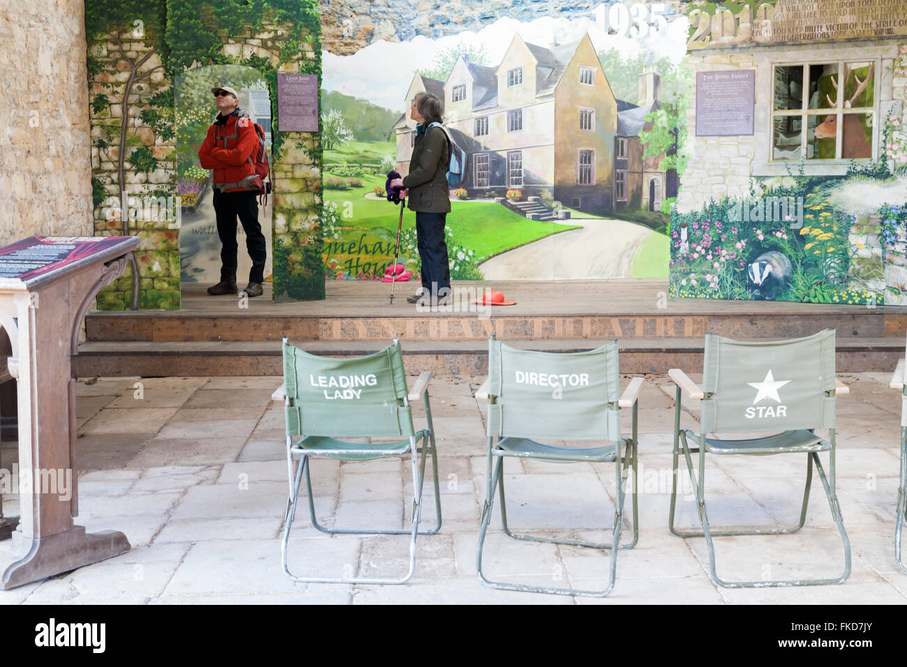 Visiteurs regardant autour du théâtre Tyneham au projet de ferme Tyneham, Dorset, Royaume-Uni en mars Banque D'Images