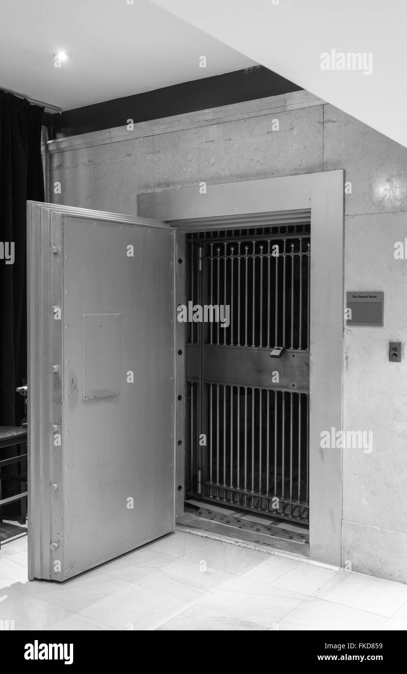Bank Vault avec porte ouverte et fermée avec grill Banque D'Images
