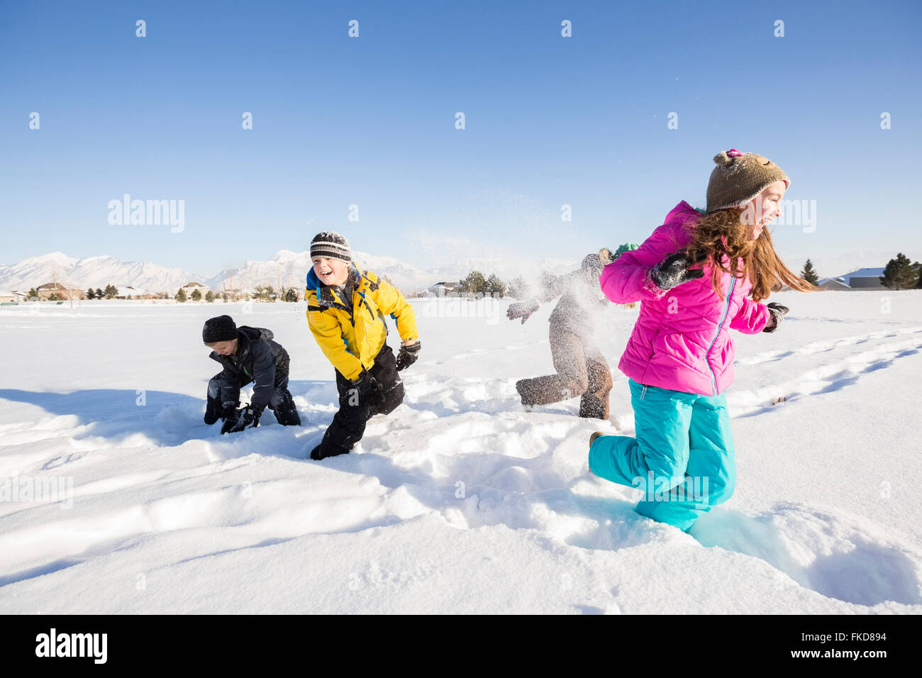 Enfants (8-9, 10-11) jouent dans la neige Banque D'Images