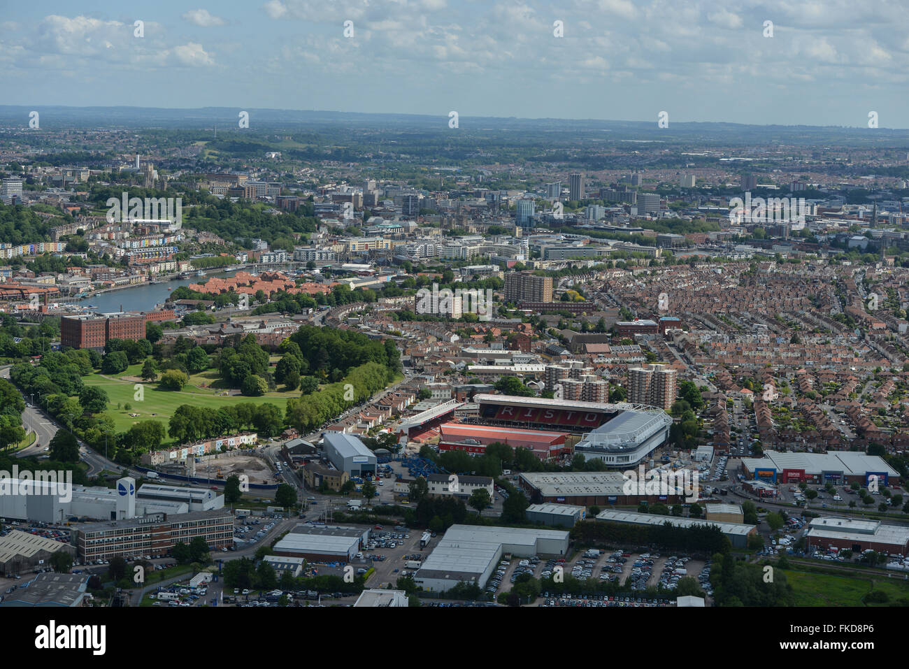 Une vue aérienne de Bristol à vers Ashton Gate avec le centre-ville visible dans la distance Banque D'Images