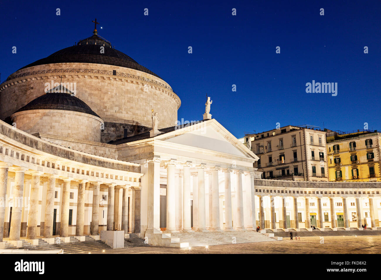 La Piazza Plebiscito avec l'église San Francesco di Paola Banque D'Images