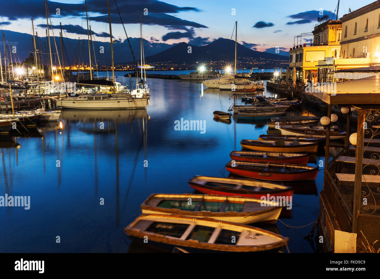 Bateaux colorés dans city marina Banque D'Images