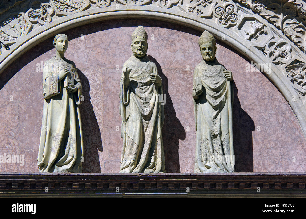 Fronton de porte d'entrée des sculptures, la cathédrale de Pérouse, Italie Banque D'Images