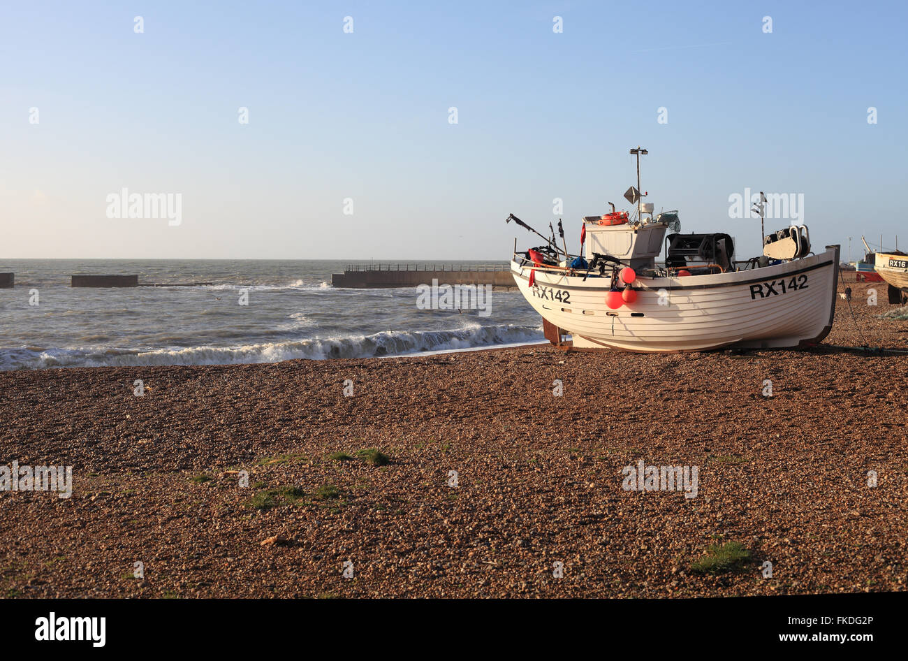 Bateau de pêche sur la plage à Hastings, East Sussex, UK Banque D'Images