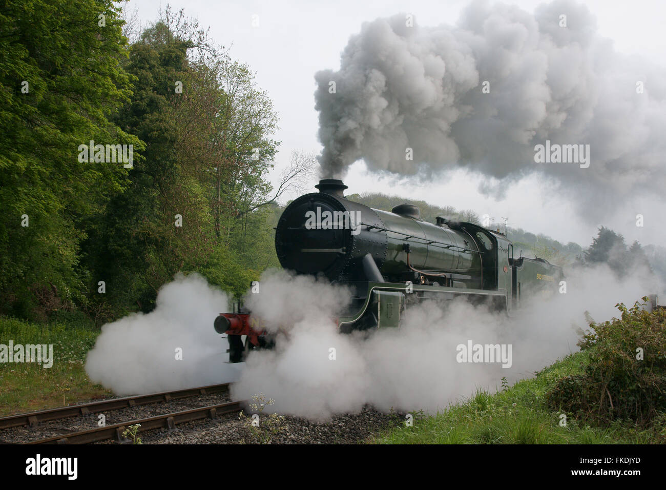 Locomotive à vapeur 825 sud baigné dans la vapeur et la fumée qui ondulent sur son approche de nouveau pont sur l'NYMR Banque D'Images