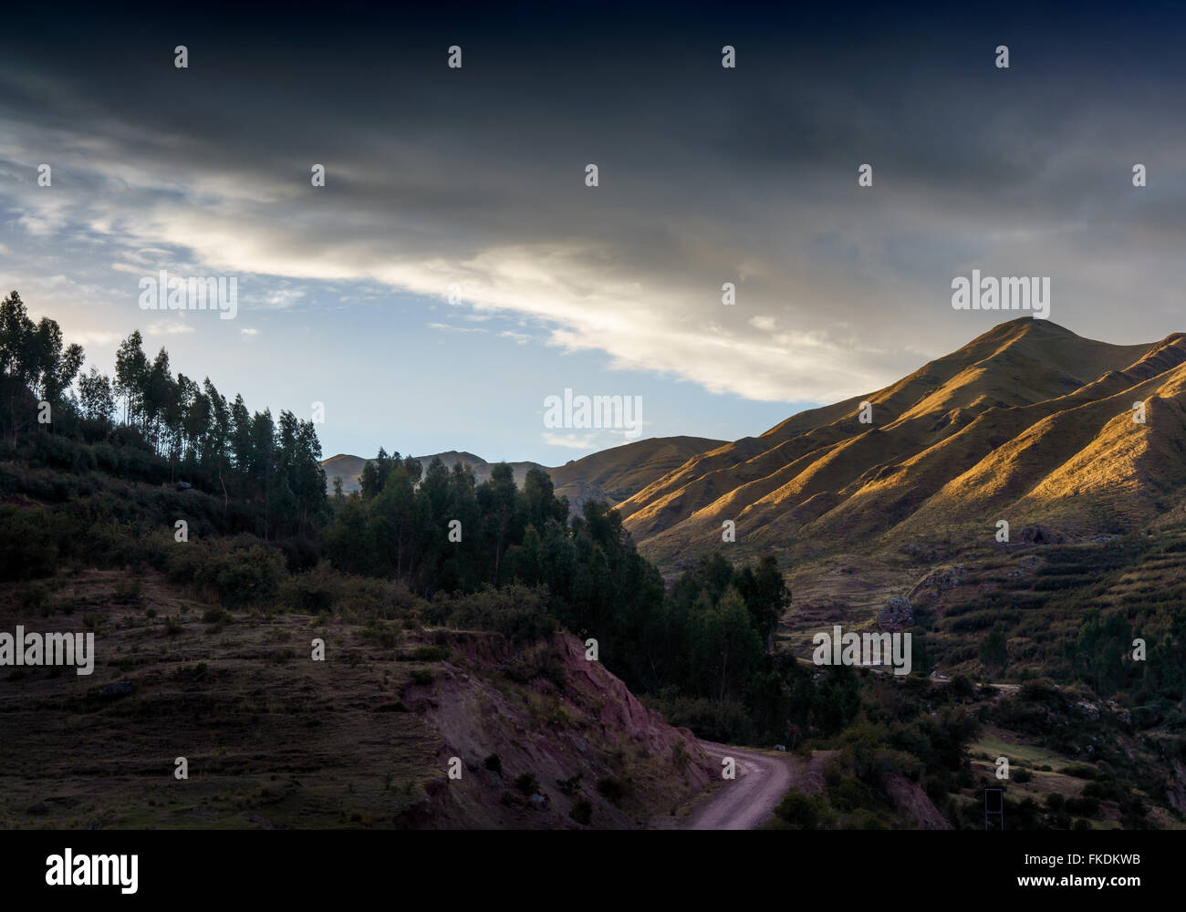 Vue panoramique des montagnes des Andes contre ciel nuageux, Cusco, Pérou Banque D'Images Vue panoramique des montagnes des Andes contre ciel nuageux, Cusco, Pérou Banque D'Images
