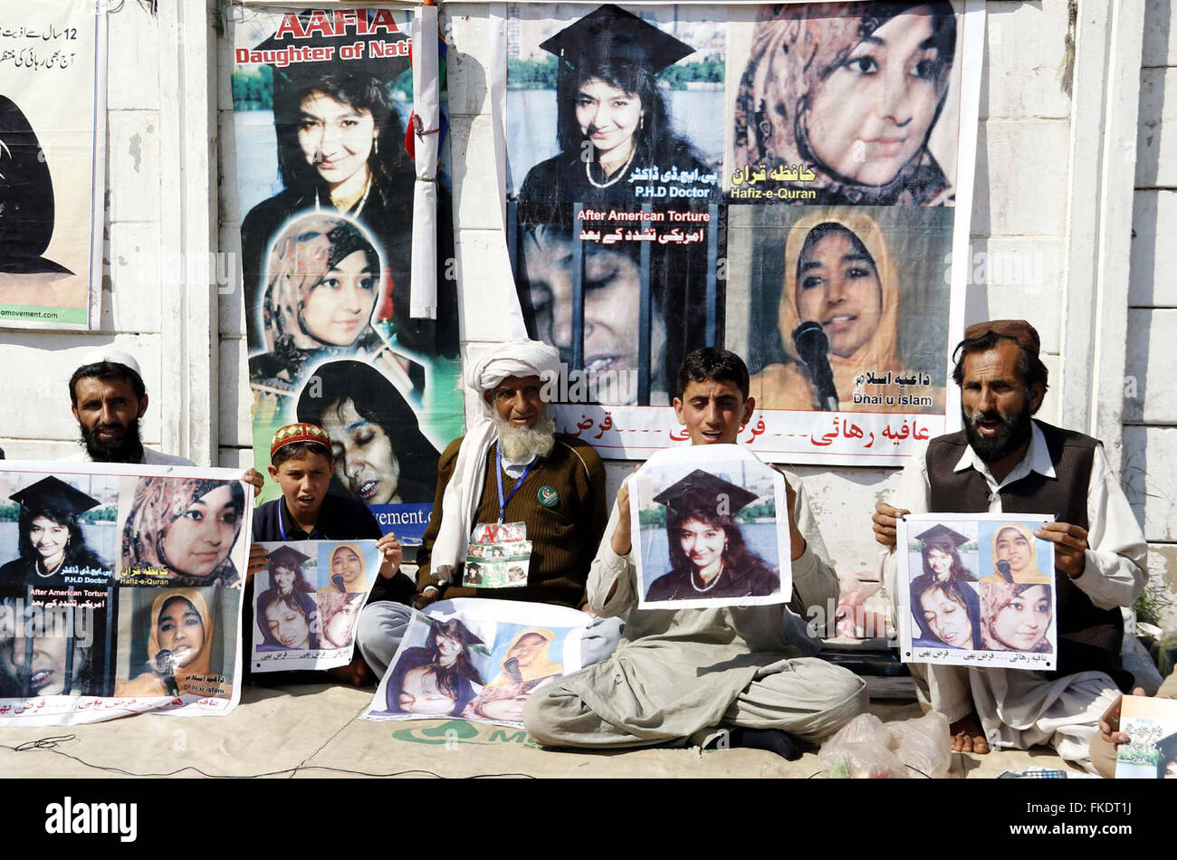 Karachi, Pakistan. 05Th Mar, 2016. Les membres du Mouvement des slogans pour Aafia chant de libération, neuroscientifique pakistanais Le Dr Aafia Siddiqui, qui est l'emprisonnement dans une prison, pendant une manifestation de protestation à l'occasion de la Journée internationale de la femme au press club de Peshawar le Mardi, Mars 08, 2016. Credit : Asianet-Pakistan/Alamy Live News Banque D'Images