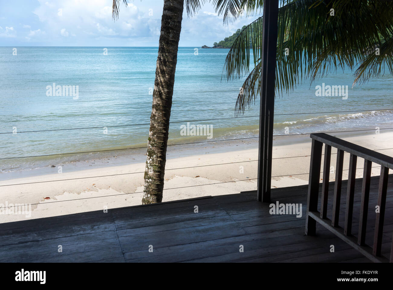 Belle vue panoramique sur la mer exotique vu de station touristique sur la plage, la Trinité-et-Tobago Banque D'Images