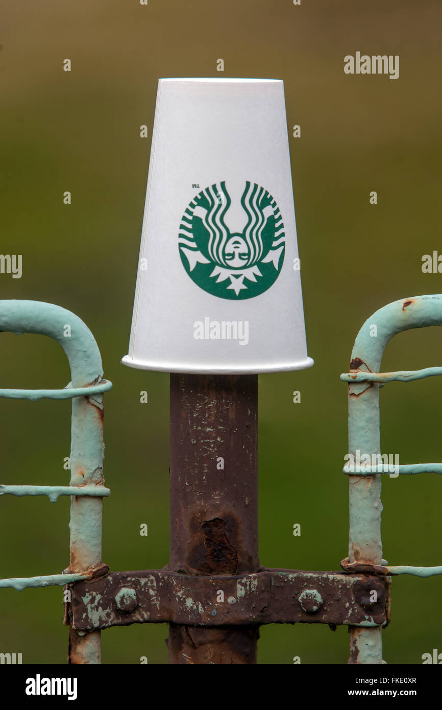Tasse de café Starbucks sur la clôture Banque D'Images Tasse de café Starbucks sur la clôture Banque D'Images