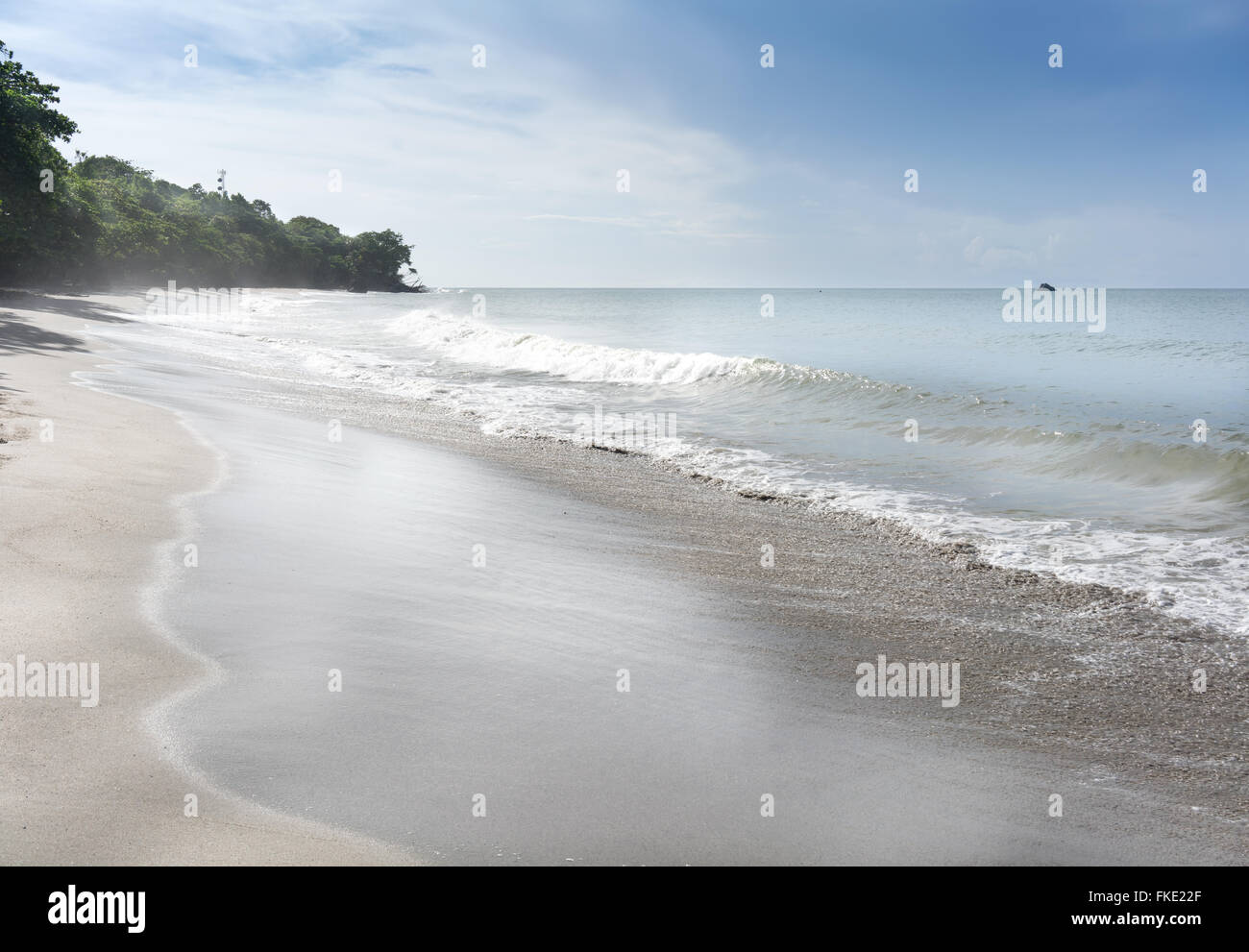 Marée haute sur la plage, à la Trinité, Trinité-et-Tobago Banque D'Images