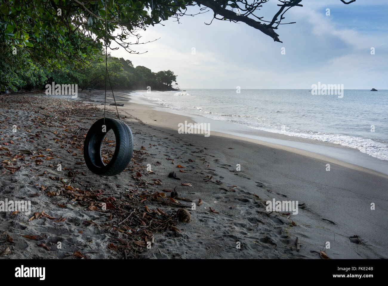 Balançoire pneu sur la plage, à la Trinité, Trinité-et-Tobago Banque D'Images
