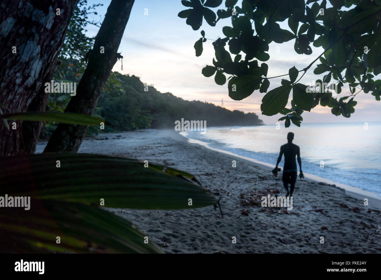Silhouette de balades touristiques sur mer plage, Trinité, Trinité-et-Tobago Banque D'Images