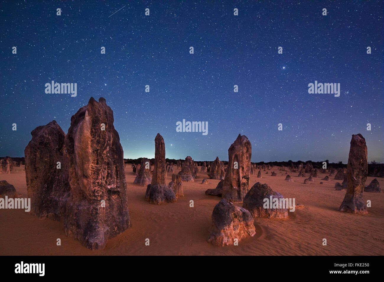 Les pinacles de nuit, formations de calcaire, le Parc National de Nambung, près de Cervantes, l'ouest de l'Australie Banque D'Images