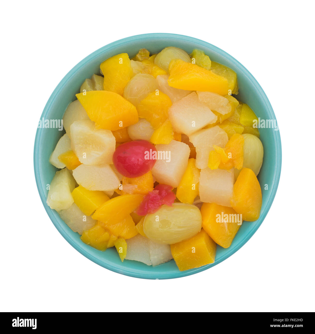 Vue de dessus d'un bol de salade de fruits en conserve dans un bol isolé sur un fond blanc. Banque D'Images