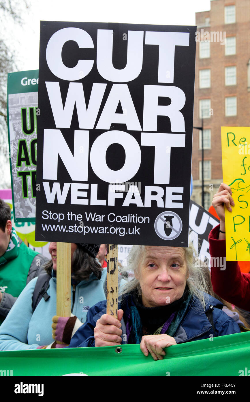 Anti-Trident manifestation nationale à Londres, 2016. Femme âgée est porteur d'une pancarte 'Couper la guerre, pas le bien-être". Banque D'Images