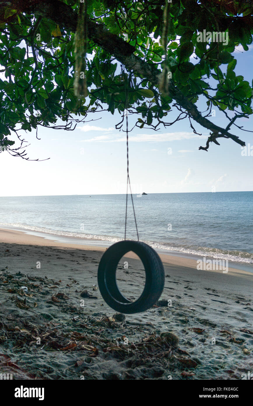 Balançoire pneu sur la plage, à la Trinité, Trinité-et-Tobago Banque D'Images