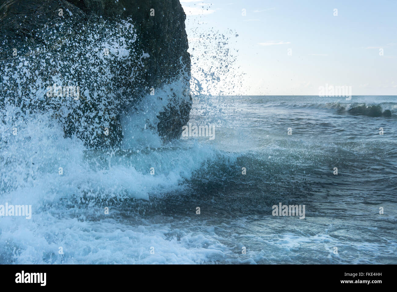 Les vagues se briser contre falaise sur la côte, à la Trinité, Trinité-et-Tobago Banque D'Images