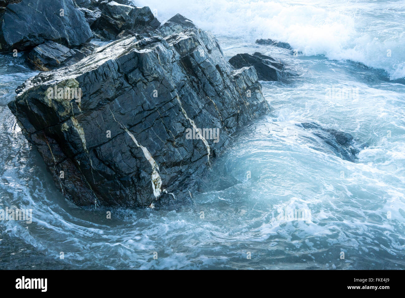 Les vagues se briser contre les rochers sur la côte, à la Trinité, Trinité-et-Tobago Banque D'Images