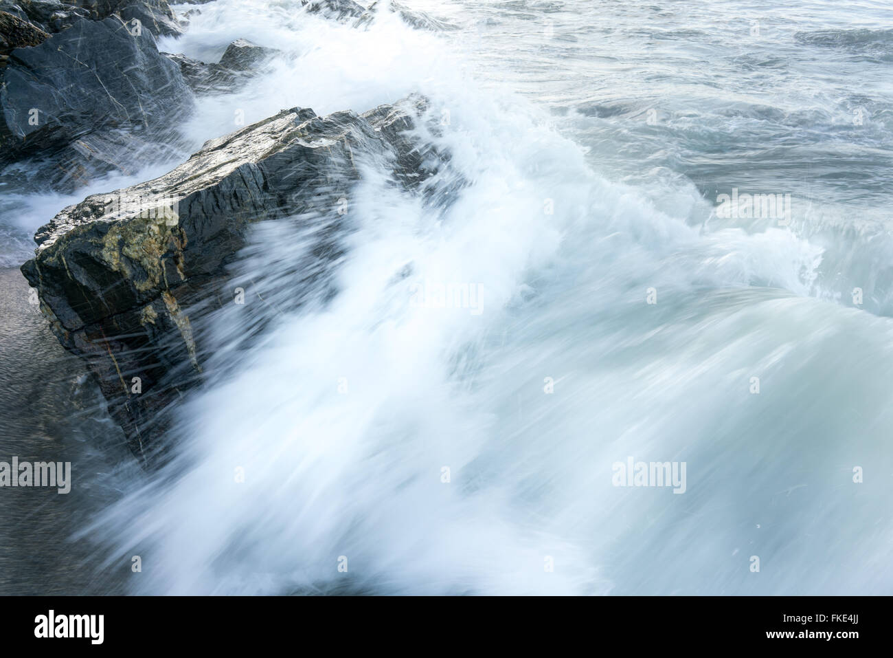 Les vagues se briser contre les rochers sur la côte, à la Trinité, Trinité-et-Tobago Banque D'Images