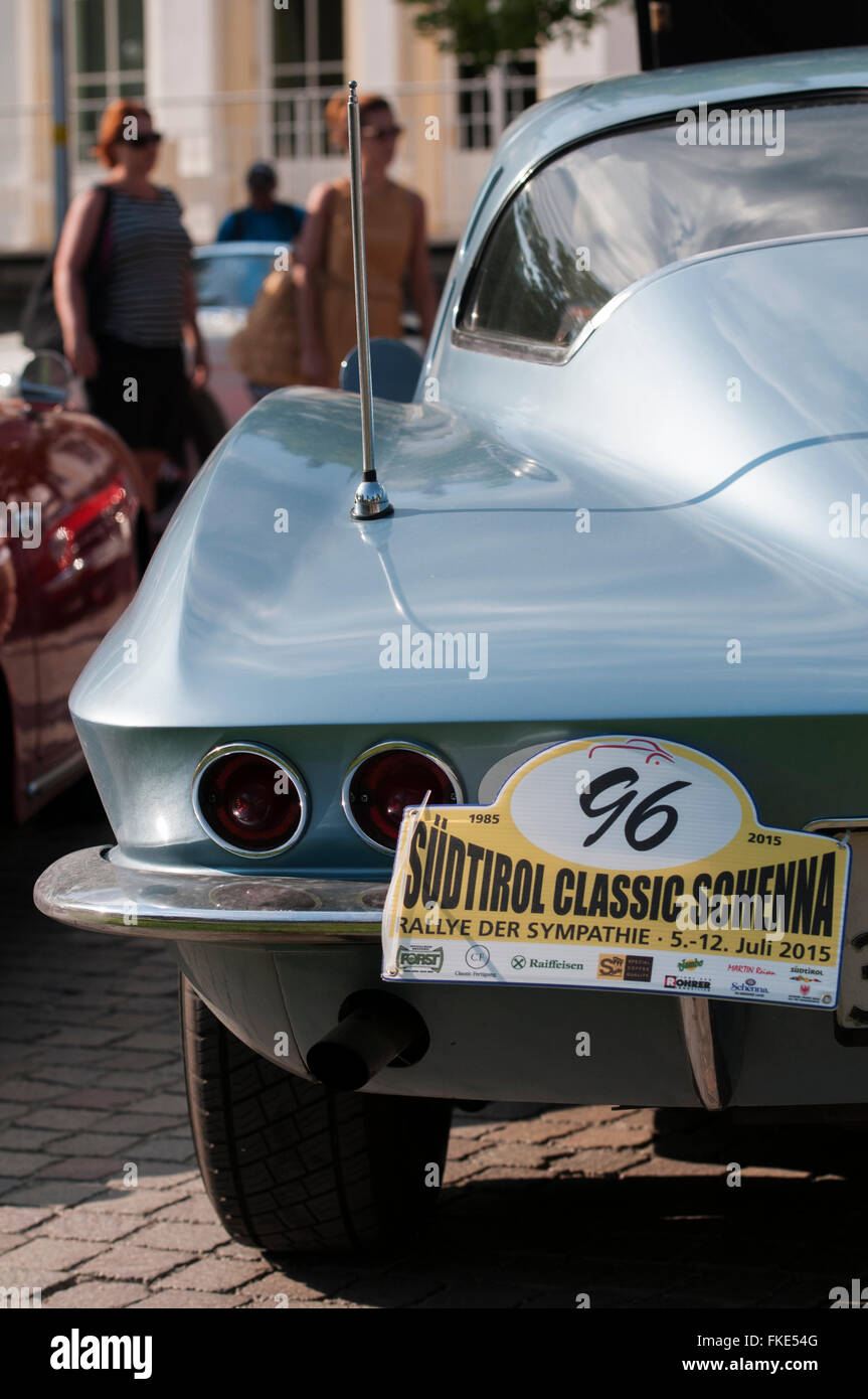 SCHENNA, Italie - 9 juillet 2015 : vue arrière d'une Chevrolet Corvette Stingray bleu à Merano pendant le Tyrol du Sud Classic Rally Banque D'Images