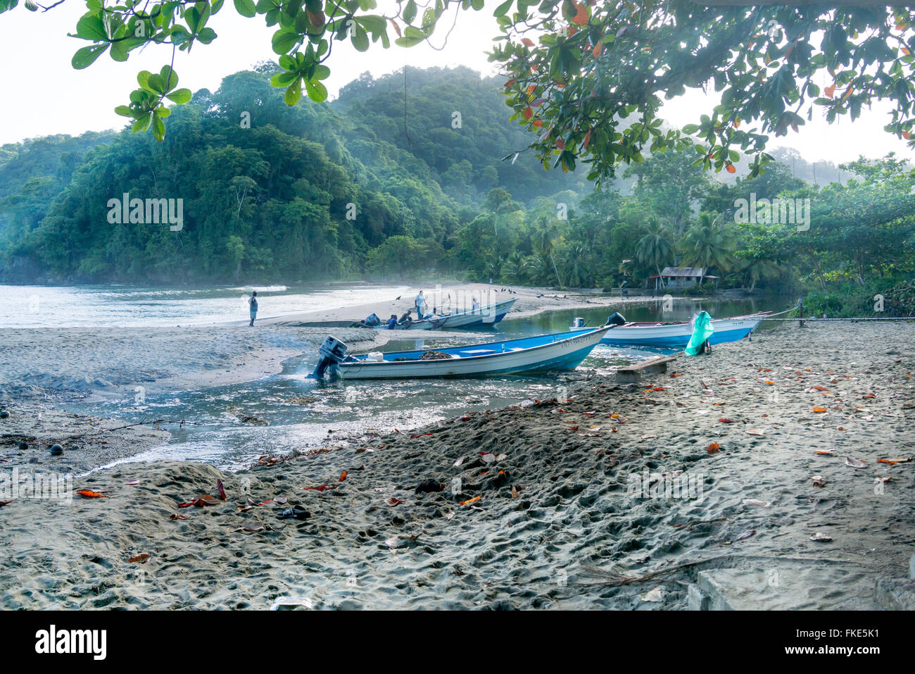 Bateaux de pêche aux pêcheurs sur la plage, à la Trinité, Trinité-et-Tobago Banque D'Images