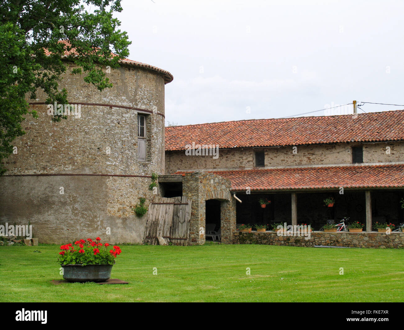 Pelouse verte, grange et silo de Chateau le Mesangeau. Banque D'Images
