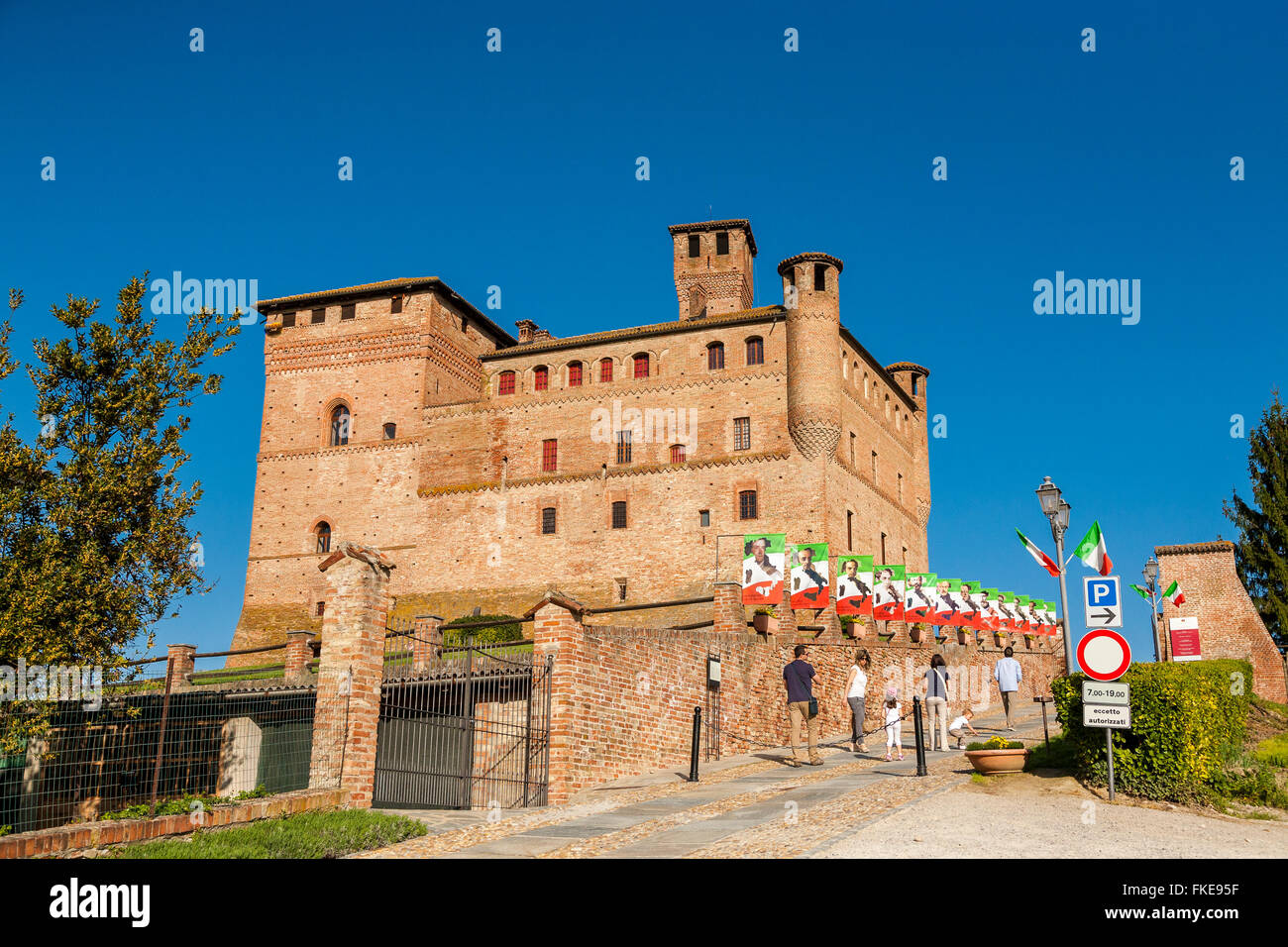 Le château de Grinzane Cavour, patrimoine mondial, près de Barolo, route des vins, région des Langhe Coni, Piémont Italie Banque D'Images