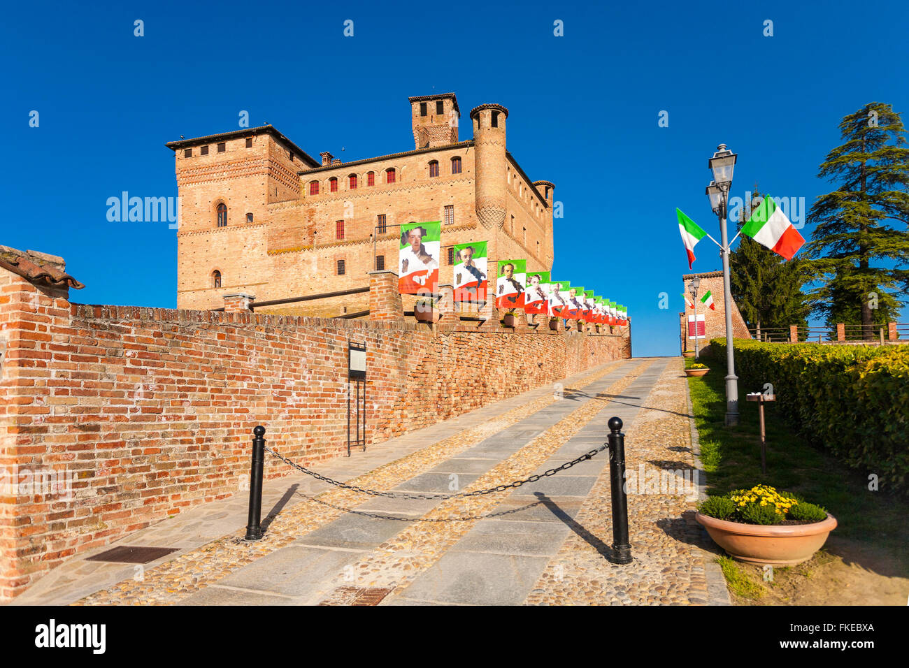 Le château de Grinzane Cavour, patrimoine mondial, près de Barolo, route des vins, région des Langhe Coni, Piémont Italie Banque D'Images