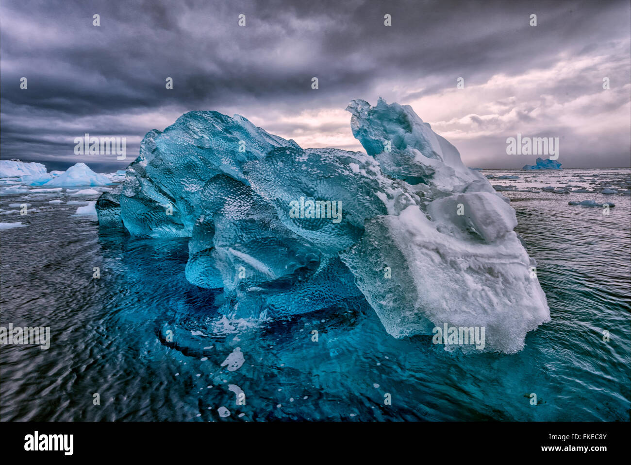 Bleu iceberg spectaculaire sous un ciel moody Cove Cierva dans l'océan Atlantique Sud dans l'Antarctique Banque D'Images