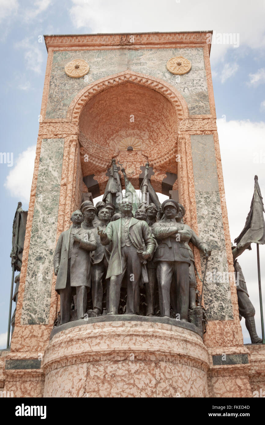 Monument de la République, conçu par Pietro Canonica, Place Taksim, Istanbul, Turquie Banque D'Images