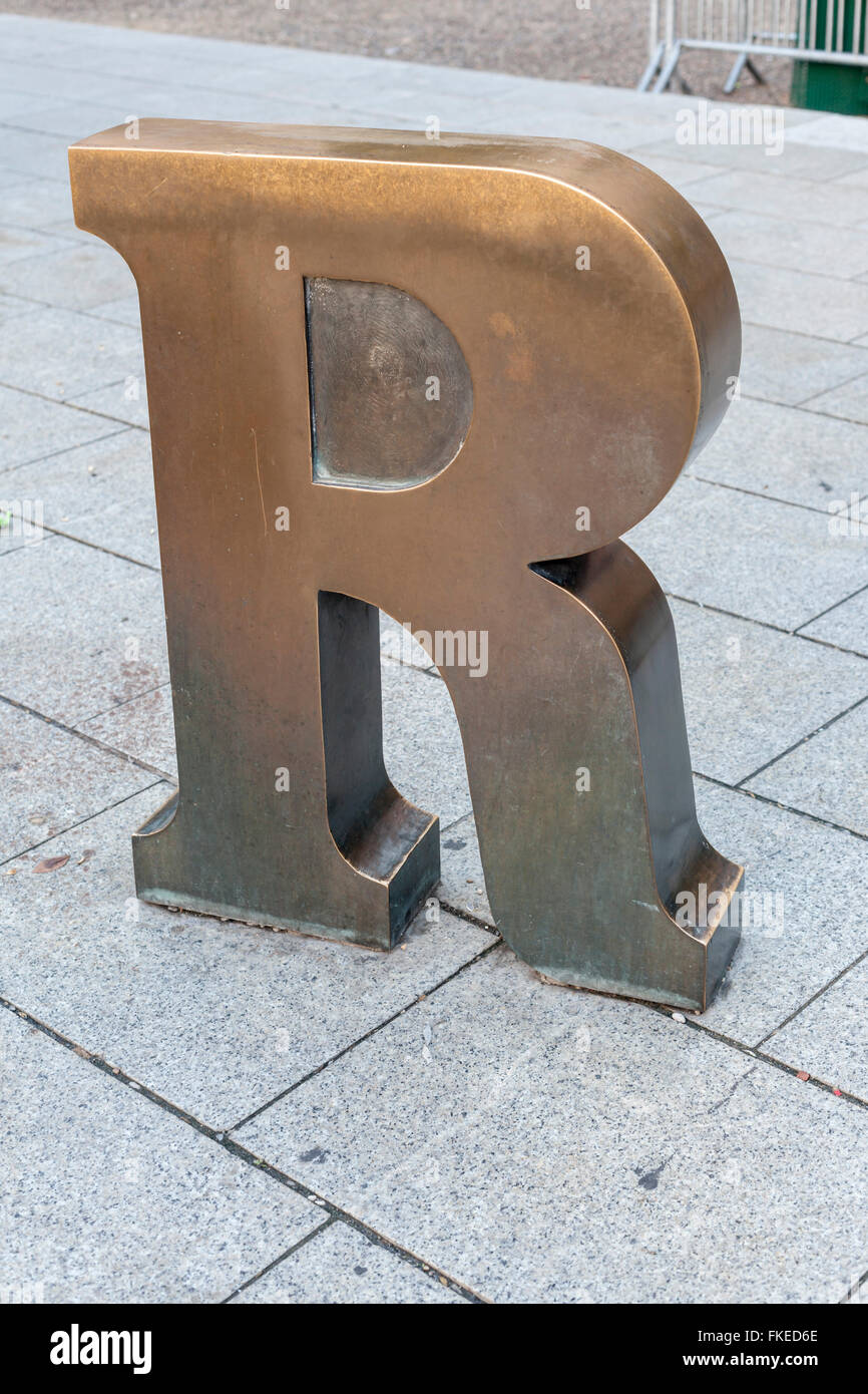 Art Urbain, "Barcino", travail de précision, lettre R de Barcino, par Joan Brossa, à proximité de cathédrale. Barcelone. Banque D'Images